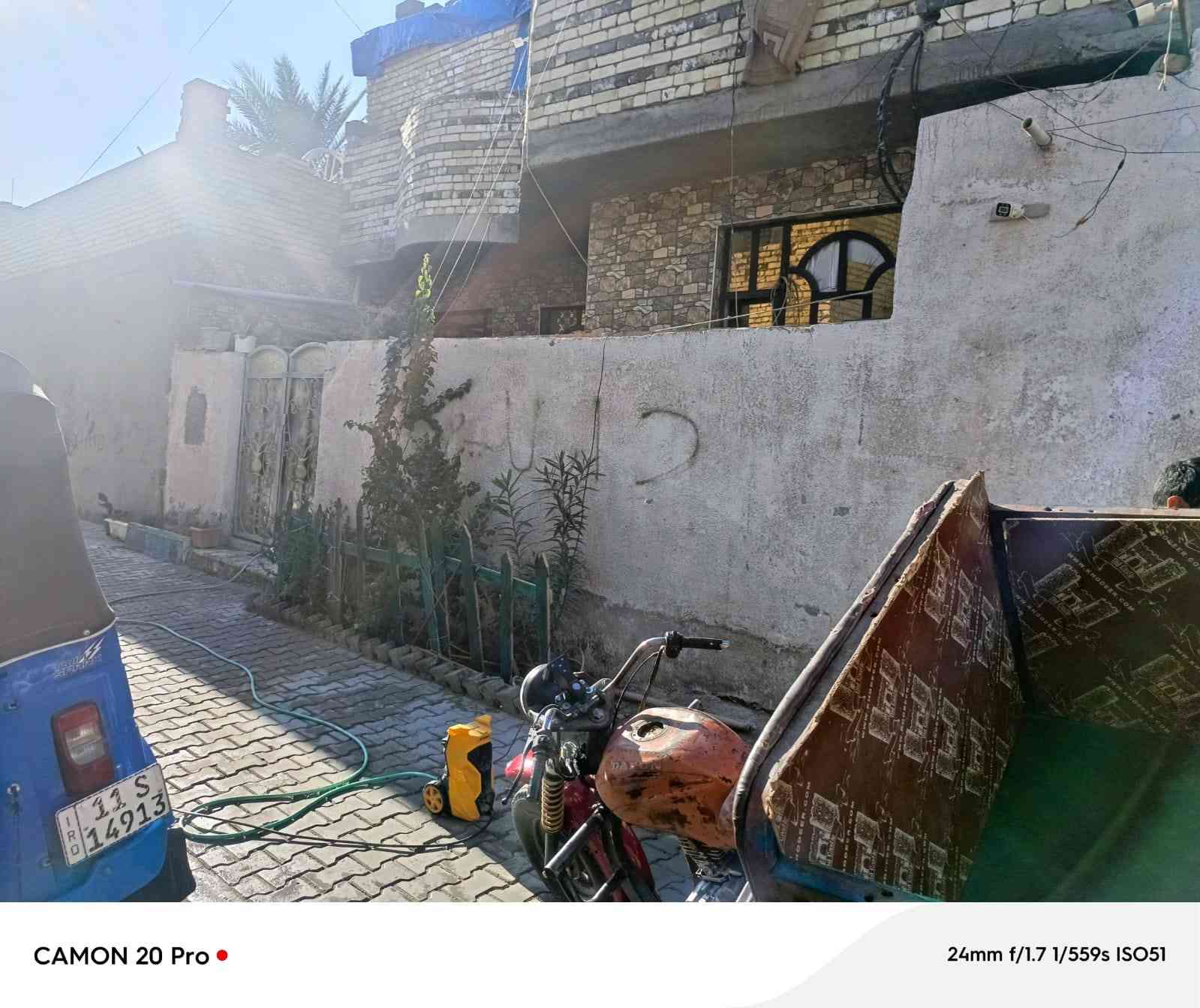 السلام عليكم
عندي بيت سند 25زراعي طابقين لبيع مساحه 100مربعه10في10
البيت يحتوي على 
كراج 
واستقبال 
وصاله 
ومطبخ 
 تواليت داخلي خارجي 
حمام داخلي 
الطابق الثاني 
يحتوي على 
غرفه
 وصاله 
العنوان حي اور قرب جامع بيت مجيسر 
الاتصال والاستفسار على الارقام التاليه 
***********
***********
