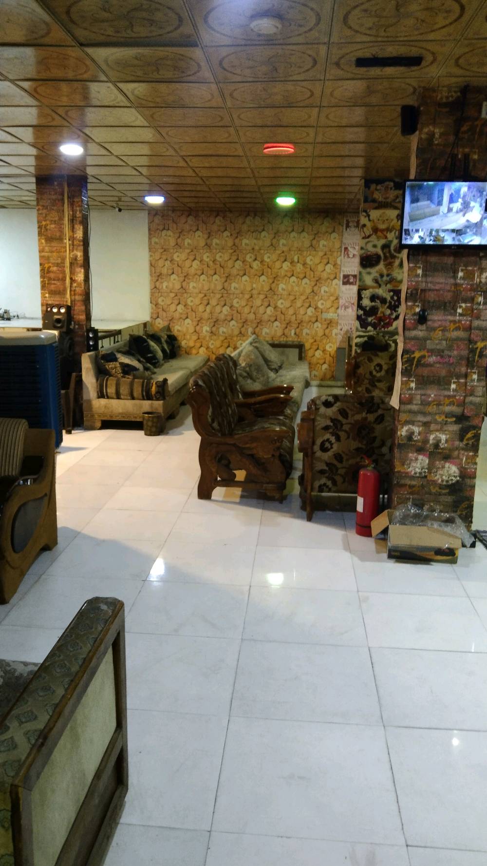 كوفي شوب للبيع البصره –القبله سوق المصطر كوفي شوب شغّال وجاهز بالكامل سبب البيع: عدم التفرغ المحتويات: سبلت كنتوري 3 طن عدد (2) سبلت 1 طن + سبلت 2 طن شاشات قياس 60 عدد (3) شاشة 42 عدد (2) + شاشة 32 عدد (1) ثلاجة + مجمّدة ماكينة صنع ثلج للعصائر نراكيل عدد (40) نظام كاميرات مراقبة نظام صوت عدد (2) منظومة إنترنت مشفّرة قنفات عدد (5) حالة متوسطة بايراد عدد (2) ميزات دومنه مع كراسي عدد (6) مطبخ متكامل (خلاط + غلاية) مطبخ خاص للنراكيل مولد 32 أمبير بنكات عمودية عدد (6) بلي فور عدد ١ وبعد نواعم الاجار 750 للاستفسار