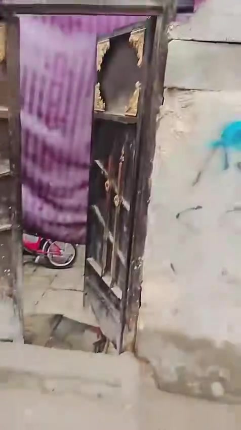 سلام عليكم بيت مساحة100 قرب تقاطع سبع قصور جاي من سيطرة يم سده مدخل سبع اقصور شارع ابو دود يعتبر كاع سعر ٣٥وبيه مجال ***********
