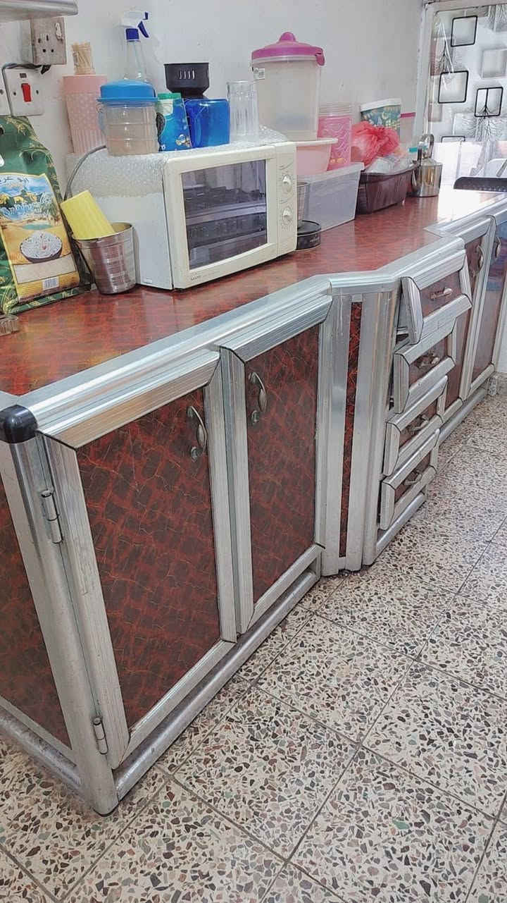 سلام عليكم كاونتر البيع نظيف جدا 3قطع سعره 250      ***********
