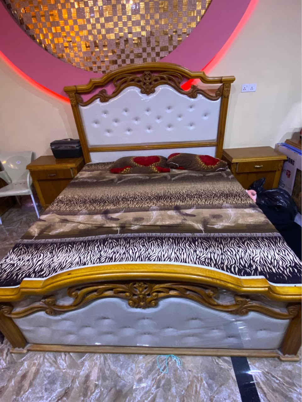 غرفة اخشاب نوم 
نوع الخشب صاج تزكام 
تفصال جديد 
تتكون من 
1 كنتور 6 باب طابقين 
1 ملحق طابقين 
1 سرير مع تاج ملكي 
2 كومدي جرباية 
1 ميز مراية 
1 ميز كومدي 2 باب مع 4 جرار 

السعر مليون و نص قابل للتفاوض 
شوف شوف العين و احكم 

للتواصل ***********
العنوان البصرة الجمعيات قرب مدرسة الوثبة 

ملاحظة مهمة جدا 
آنــه مكلف بالنشر 
التواصل مع صاحب الرقم فقط البصرة, العراق
