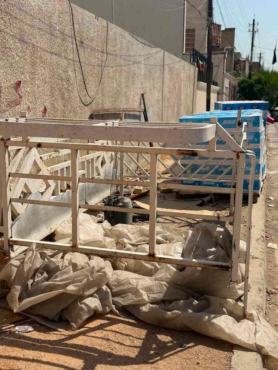 سلام عليكم محجر مال نثيه ابو الباب سعر ٢٠٠  وبيه مجال عنوان بغداد حبيبيه رقم ***********
