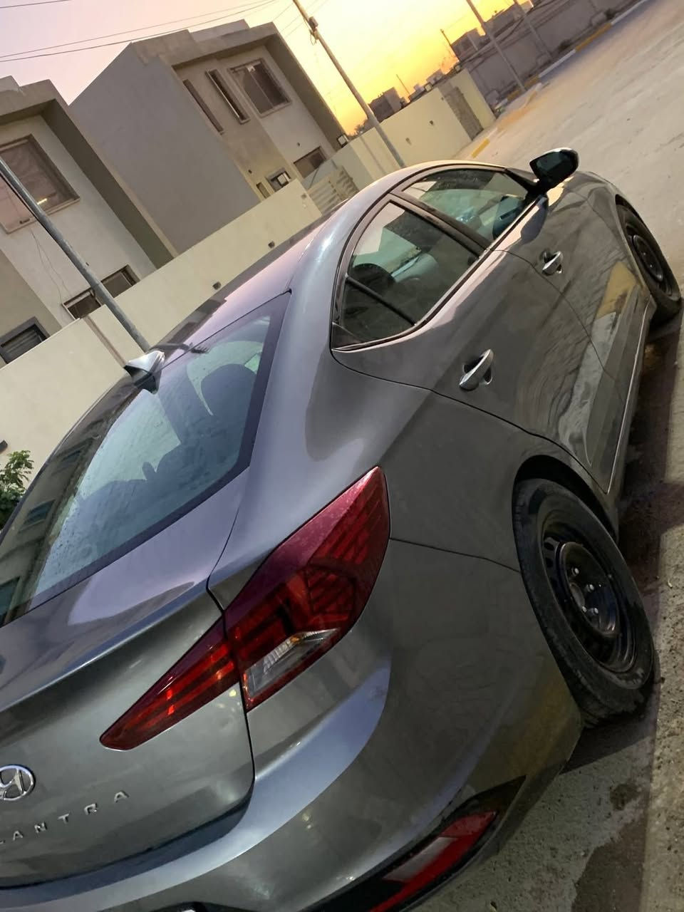 السلام عليكم من رخصة الادمن المحترم 
للبيع النترا  2020 فول مواصفات حادث قطعه وحده فقط بنيد
وبيها بارد جداً بسيط بالجاملغ الامامي ماشيه 94 الف جاهزه للاخير بدون نقص رقم بغداد بأسمي تحويل ثاني يوم

مواصفات السياره
بصمه تشغل وابواب وجنطه
فتحة سقف 
شاشه وكامره 
تحديد مسار 
رادار امامي
نقطه عمياء
وقوف ذاتي
فول تحكم ستيرن
وضعيات قياده NORMAL + SMART + SPORT 
شاشه تبريد + تبريد منفصل الراكب عن السائق 
تدفئه كشنات 
وبقية المواصفات المعروفه بالالنترا هذا الموديل 
اخوان السياره كير ومحرك وتبريد خيرر من الله 
صدر وتخم تاير + ويل وباتري ومنظومة احتراق بالكاملل وراديتر ومي زيتي احمر اصلي مالتها كل الي ذكرتهن جديدات والسياره بدون نقص وجاهزه ترايك للبصره عليها منظومة غاز ايطاليه جداً ممتازه 
عنوان السياره بغداد ابو غريب مجمع الزيتون والسعر 145 وبيها مجال للطيبين 
*********** اي استفسار اتصل على الرقم بي واتساب
