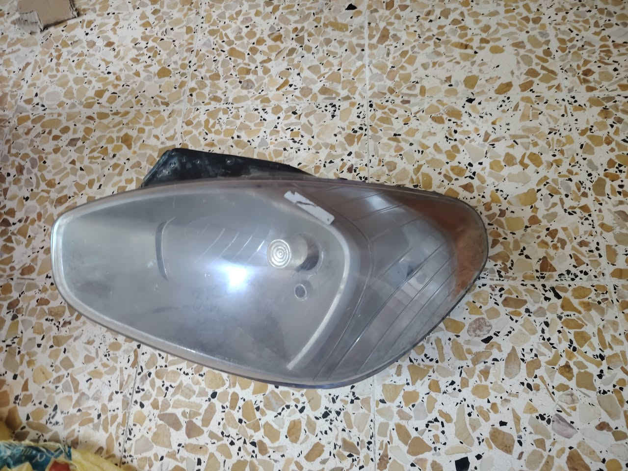 للبيع مكاني جكوك قرب بوابت الكاضميه *********** نوزلات حاويه عل شغل مرايه يمنه اصليه
