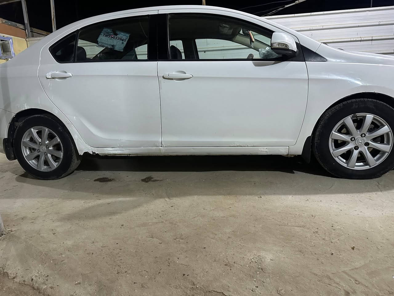 السلام عليكم
ڤولكس صالون موديل 2011 مكينة كورلا كير نظيف حدادية وسط سيارة مكفوله من الضربة والصبغ تبريد شغال رقم بابل گير عادي السنوية نافذة لغاية 2027 السعر 50 ورقة وبيها مجال 
الاتصال على هذا الرقم ***********
