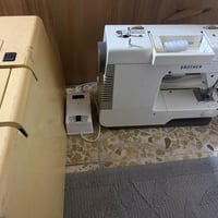 مكينه خياطه وتطريز وكل شيء متوفر بيها وجديده وبيها هواي ادوات وشغل وسع...