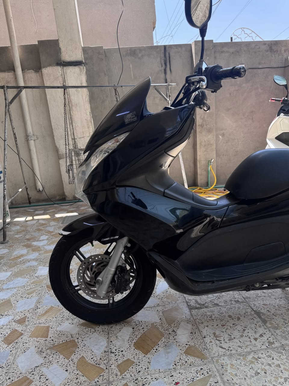 سلام عليكم PCX جيل اول ياباني JF 
كفاله كفر ومكينه مال رمبه الدراجه 
ماشيه 17 الف✅
حساس ازدحام حساس استان ✅
مواصفات 150✅
دبل سويج الدراجه✅
بعدهة بعدتهة وكتلوكاتهة مال يابان 
والمنفيس الاصلي ماله هم موجود ومصارله كم شهر من نزلت من المعرض الدراجه تراي زيرو
شلعه ومعدل الدراجه ومابيه اي نقص شرط الفحص
السعر13ونص وبيه مجال حك الجيه مكاني الامين الثانيه شراي اتصل ***********
