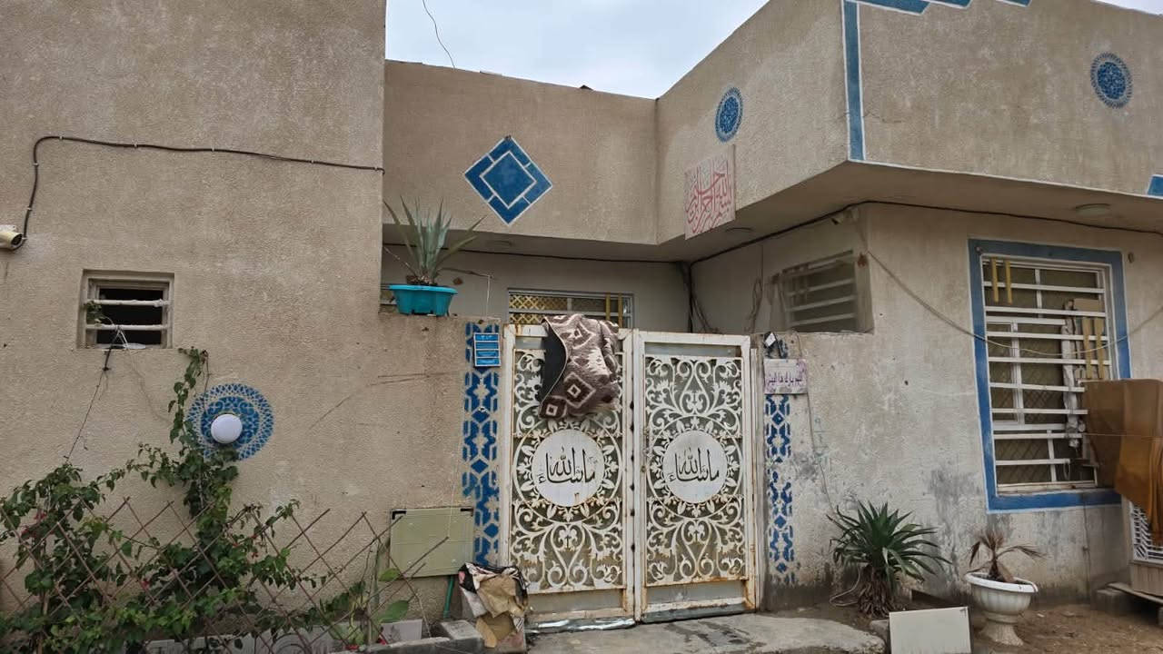 دار للبيع لمساحه 100متر مربع يحتوي عل غرفه نوم وستقبال وصاله ومطبخ وصحيات خارجيه وداخليه 
لعنوان كربلاء لحولي قرب مطعم لزويني  لسعر مناسب جدن ***********
