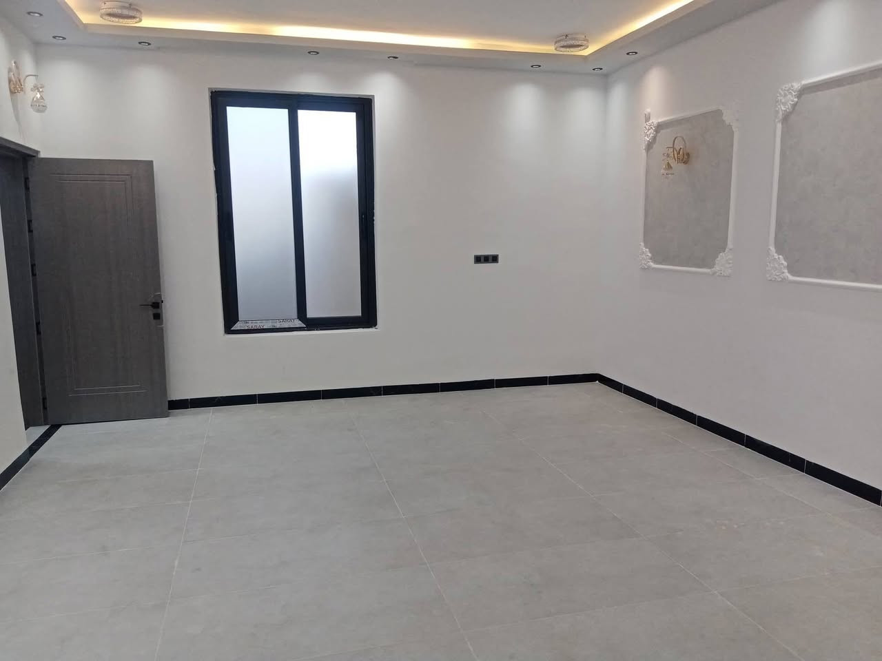 بيت للبيع 
المساحة ( ٣٠٠ ) متر
أمام حديقة عامة وجامع 
البيت ما مسكون ابد ( جديد)
شارع 15 متر

تبريد مركزي 
عدد المطابخ ٢
عدد الغرف ٥
عدد الحمامات والمرافق الصحية ٣
هول 
صالة 
ديوانية
شرط التحويل باسمي

التواصل. ***********
واتس 

الموقع - محافظة الانبار - الرمادي _5كيلو
