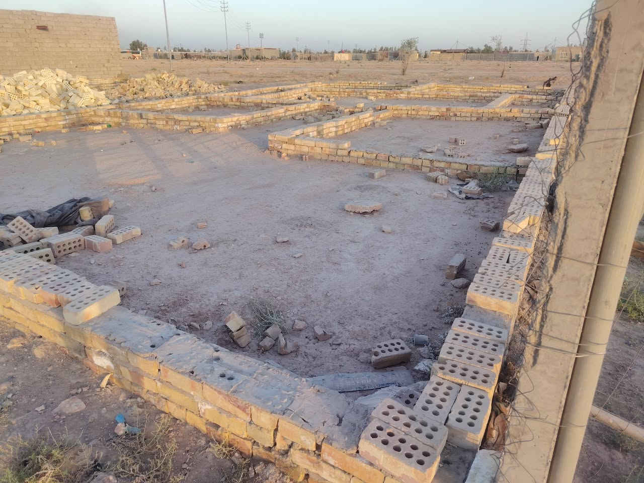 قطعت ارظ لبيع عله شارع كربلاء نجف عمود 244 قريبه عن شارع العام  استفسار ***********
