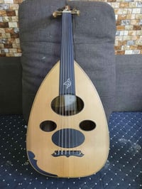 عود زرياب رقم 1 بلاس . خشب الوجه : سيدار طبيعي  خشب القصعة (الظهر) : م...