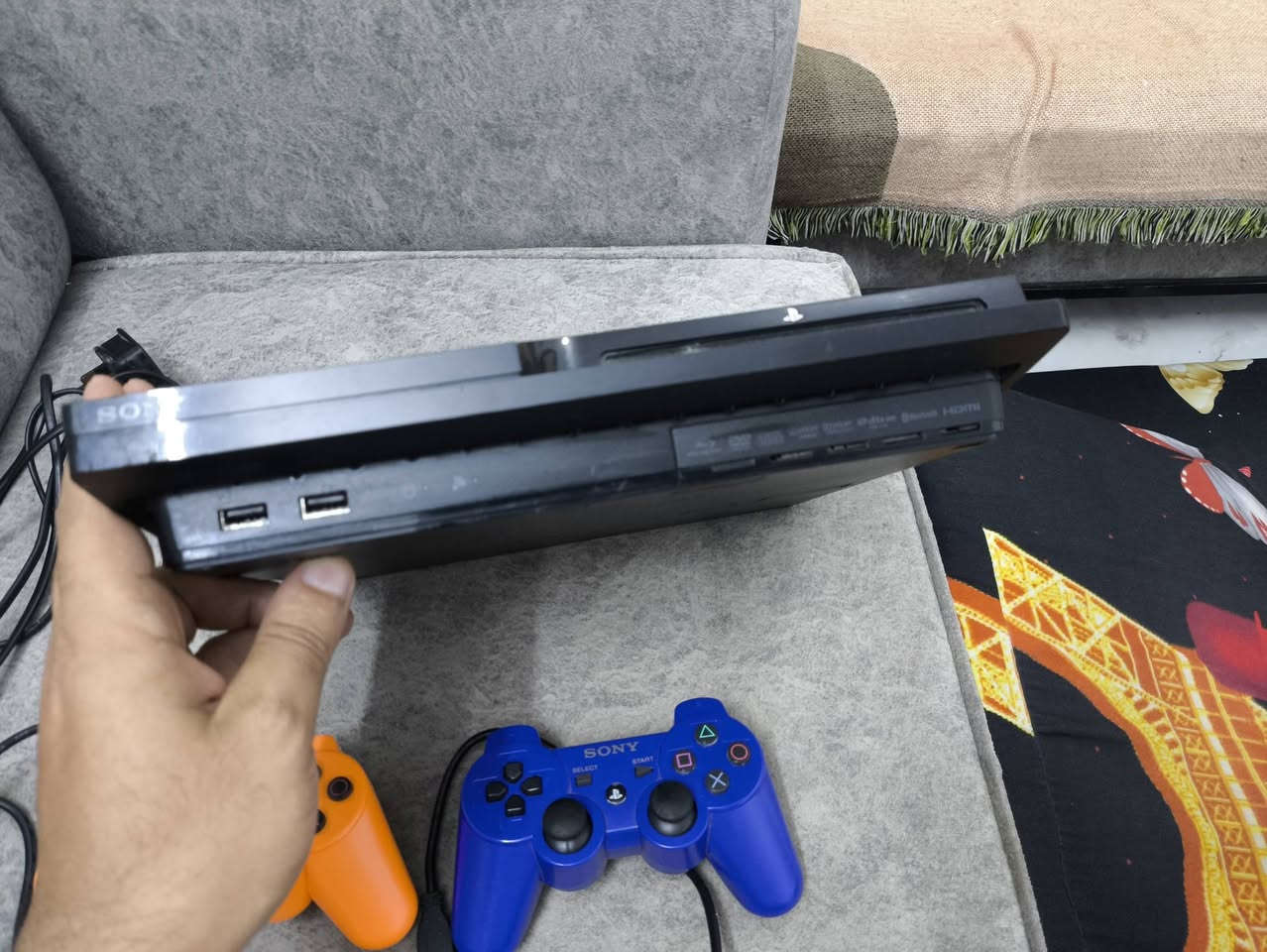 📢 للبيع بلاي ستيشن 3 سليم (PS3 Slim) مع ملحقاته - (فيه عطل عدم عرض الصورة)
للبيع جهاز PS3 Slim لأصحاب محلات الصيانة أو المهتمين بالتصليح والاستفادة من الألعاب والملحقات الضخمة. الجهاز يعمل باور بشكل طبيعي ولكن لا يخرج صورة على الشاشة (محتاج صيانة لمدخل الـ HDMI أو آيسي الصورة).
📦 الملحقات ومحتوى الألعاب المشمولة (كما في الصورة):
جهاز PS3 Slim (يحتوي داخلياً على 3 ألعاب مخزنة).
هارد خارجي توشيبا (Toshiba) بسعة 500 جيجابايت: متروس ومحمل بأكثر من 60 لعبة من أقوى ألعاب الـ PS3 جاهزة فوراً.
يد تحكم (جويستيك) عدد 2: باللونين البرتقالي والأزرق.
كابل الباور الأصلي + كابل شحن اليد (USB).
خلي سعرك وبالعافيه
مكاني حي الجهاد ويوجد توصيل 
رقم الهاتف ***********
