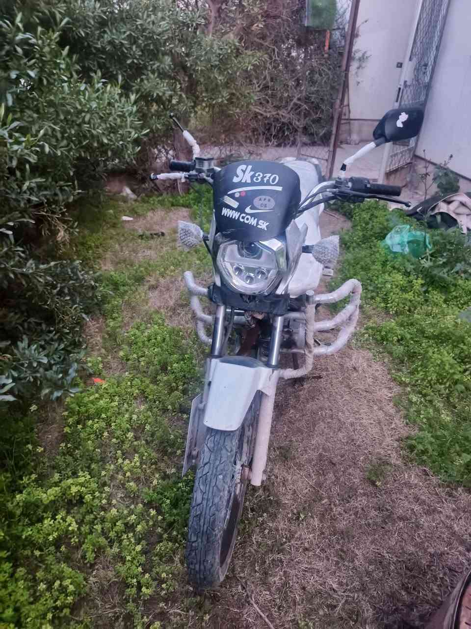 السلام عليكم دراجه سنكي للبيع موديل 2018ناقصها بس زنجيل و واشر كور دراجه نضيفه السعر 425وبيها مجال شي بسيط مستعجل عله بيعتها مكاني مجمع الدور مراسله الخاص او الاتصال عله الرقم ***********
