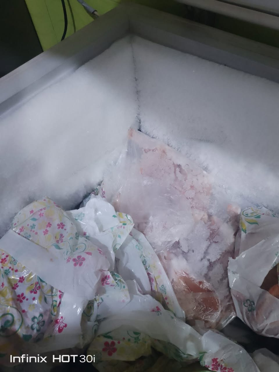 للبيع 
طباخ شغال 
مجمده تجميد ممتاز 
***********
