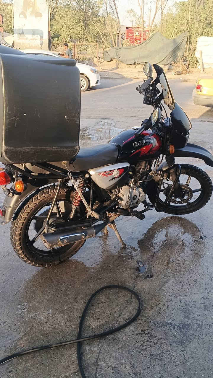 السلام عليكم عندي دراجه بوكسر مديل 23اوراق سحب بيها بدايت صوت بل المكينه مع الاعلم اكلجات جدد كلشي جديد بل الدراجه اكفل الدراجه من السرقه عارضها 1300 بيها مجال قليل سبب البيع احتاجيت افلوس صار ضرف عندي وحتاجيت  وشكرأ رقم التواصل ***********
