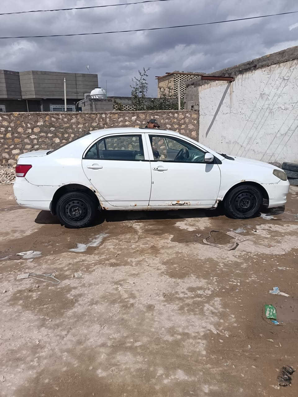 سلام عليكم للبيع بيوايدي 2013مكفوله من الضربه وصبغ مكينه وكير كورله حداديه تخم تاير رقم بغداد راعيه بغداد ما اندله سعر 18بي مجال للسفسار ***********
