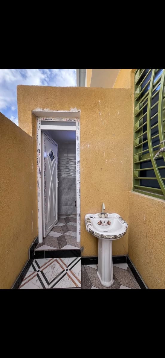 دار سكن #للبيع 🏠
ملك صرف زراعي عراقي نموذج 25

البصرة - ابي الخصيب - طريق الوسطي .

…..

#ركن على شارعين #بمساحة :: 150م

شغل درجة اولى والبيت نضيف والبناء حديث .

…..

#يحتوي :: كراج . صحيات خارجية . استقبال . مطبخ

صالة . صحيات داخلية . غرفتين منام . درج . مناور 

اساس وسقف #كونكريت . / ركن على شارعين .

…..

#السعر :: 75 مليون قابل للتفاوض .

#للأستفسار ::***********
