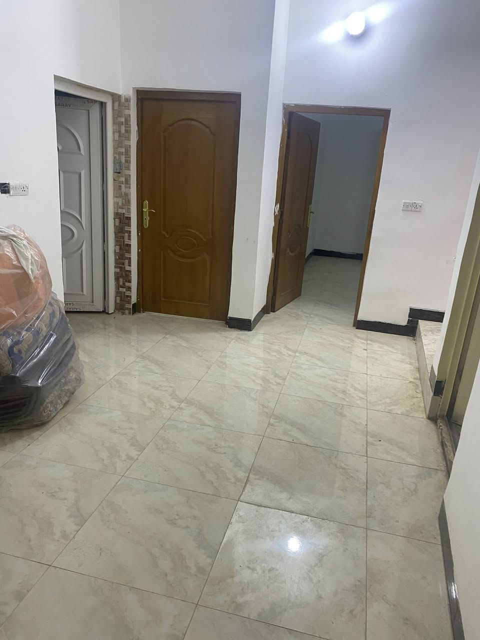 السلام عليكم..
بيت قاطين للبيع  🏚️🏚️
المساحه/ 180م 
طابو زراعي سند 25
غرفه نوم 2
واستقبال 
وصاله 
ومطبخ 
وصحيات 
قاط الثاني/
غرفه نوم 3
صحيات منفصله
خانقين ((بانميل)) بضهر باخچه خوشي 
للاستفسار رأسل أو آتصل☎️
📞***********
