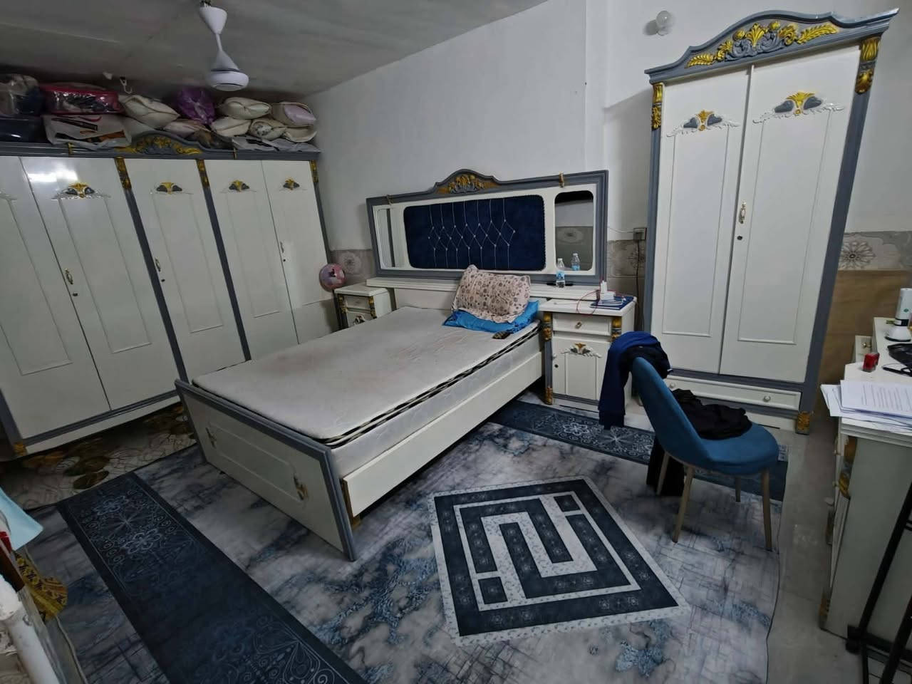 سلام عليكم
مساحة 112 م² ركن (داخل الفرع ) 
يتكون من طابقين 3 غرف 
الارضي غرفة نوم و صالة و استقبال و حمام و مطبخ 
الطابق الاول 
غرفتين فقط 
السعر خاص او لاتصال ***********
