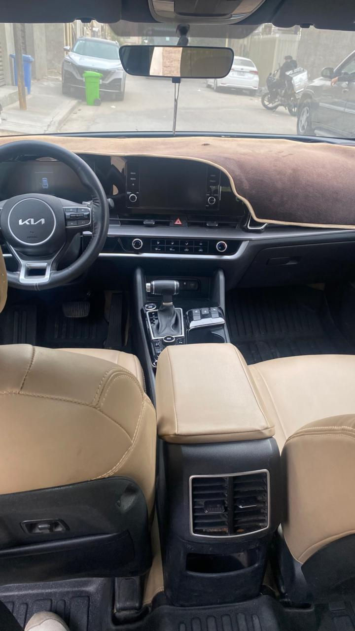كيا سبورتاج 2025 

 KIA SPORTAGE 2025 

 خليجي 

 الموديل 2025

 سعة المحرك 2.0L

 مرتبط بناقل حركة أوتو 6 نمر

 عدد AIR BAG 2 

 حساسات أمامية 

 حساسات خلفية

 لايت زينون + LED

 كشافات 

 بك لايت LED

 حجم الاطار 235/50R19

 ويل كب 19

 4 دسك

 ماسحة خلفية

 اريل نفكيتر 

 مفتاح التشغيل بصمة

 تشغيل عن بعد 

 فتح الصندوق كهرباء 

 دشبول شاشة 

 شاشة Apple Car play

 كاميرا دوارة 

 المقاعد مخمل  

 حركة المقاعد الأمامية كهرباء

 تدفئة المقاعد الأمامية 

 تدفئة المقود 

 مثبت السرعة Cruise

 المودات والأوامر الصوتية

 أوضاع القيادة  Drive Mode

 فحص أنظمة السيارة 

 حساسات ضغط اطارات 

 مقود جلد حياكة 

 شفتات مقود

 قطعتين تبريد

 هاند بريك كهرباء 

 ا ABS 

ا Auto Hold   أوتو هولد

ا ISOFIX  مثبت مقعد الطفل

 نظام مانع الانزلاق

 نظام نزول المنحدرات 

 اشارة في المرايا الجانبية

 مخرج منفذ الطاقة 

 ا  Bluetooth 

 شاحن هاتف Wireless 

 ضمان خمس سنوات أو 100,000 km / ضمان المجموعة الدولية

***********

***********
