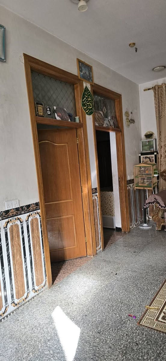 التفاصيل
ييت للبيع مساحه ٢١٢ متر 
استقبال كبير 
مطبخ حار + بارد 
صاله كبيره جدا 
غرف نوم عدد ٦
حمامات ٥
سطحين من جهتين 
الكماليه شارع المصرف _ عماره القريشي/قرب القابله ام محمد 
للتفاصيل اكثر والسعر الاتصال على الرقم ***********
