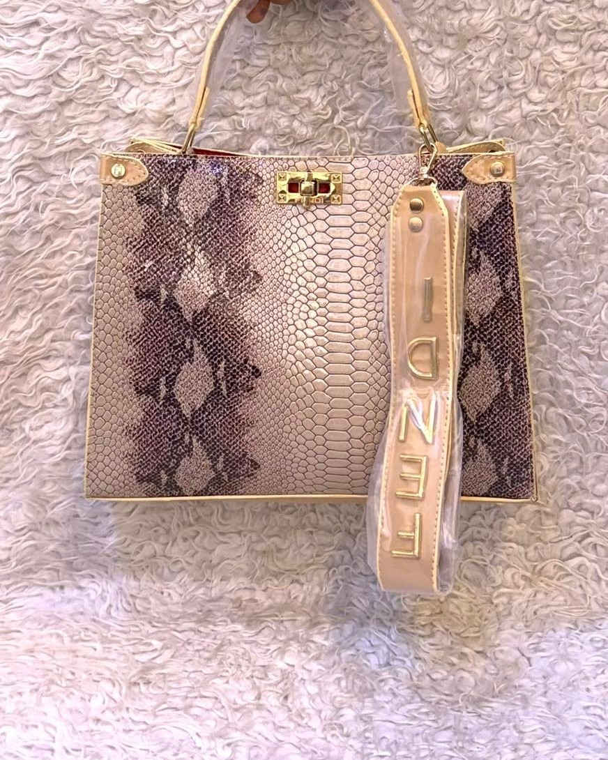 سلاو 😍👋 مرحبا 👋🧡 ANA SHOES 

جبنالكم حقايب نسايً ماركة  FENDI ماستر 5الوان موجود
العنوان كركوك قادسيه الثانيه بدايه سايدين ابو
 خطاب  توصيل جميع محافظات
الاتصال على هذا الرق***********
