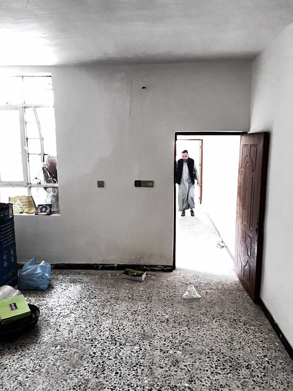 بيت للبيع المساحه ٨٠ متر ترميم جديد البيت قبل جان نضيف يعني مو تعبان بس اني رممته الان نويت أبيع المنطقه كلها تبليط خير من الله البيت ابمسقط خلف عمارة المصري بم المدرسه الجديده 
*********** موجود واتساب
