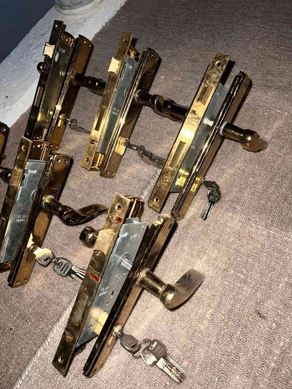 كيلونت ده ر گه ها گه له د باقژن هه ر 6قتعه 50هزارا
***********
