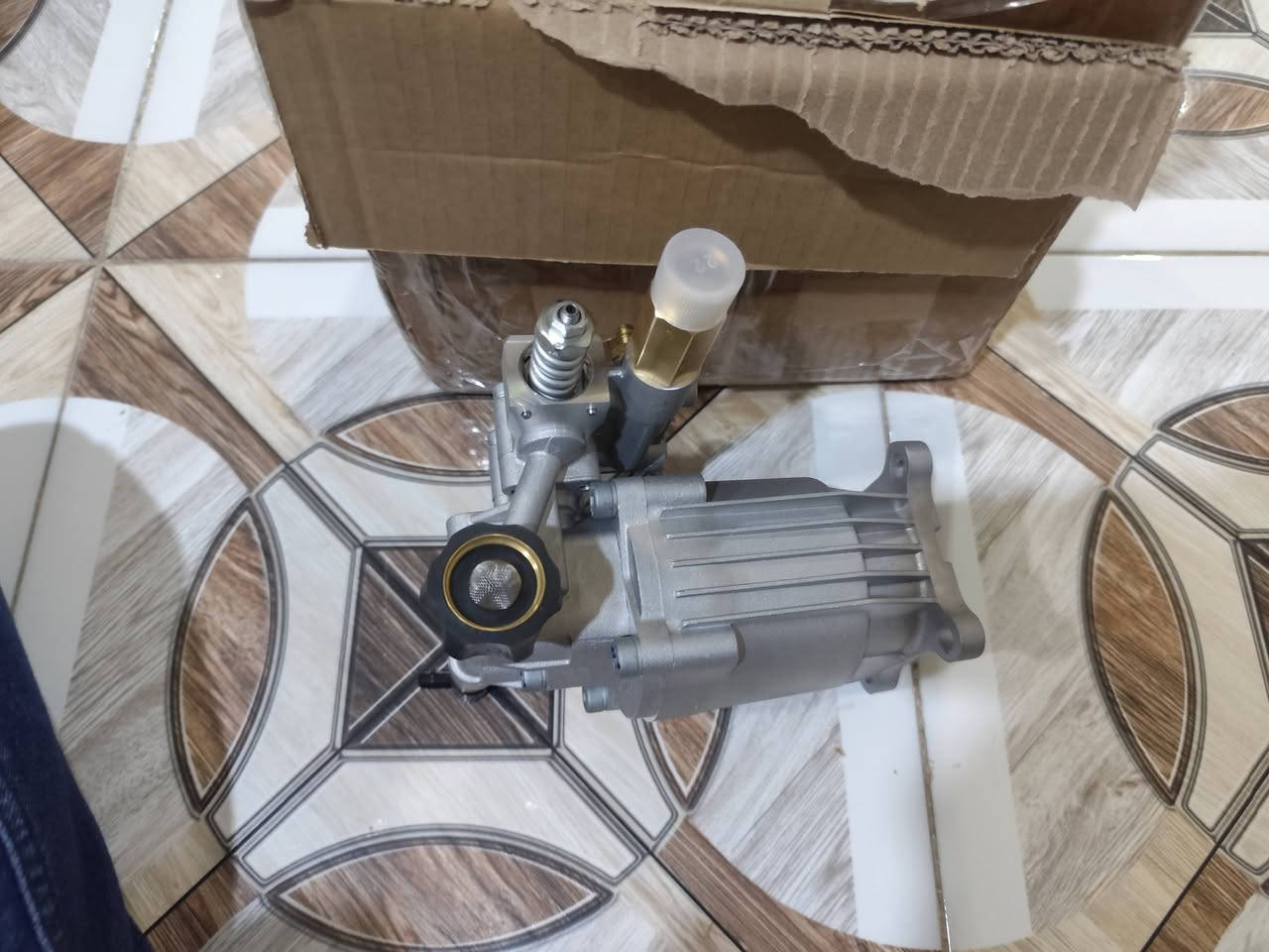 مضخه باله امزون توصيل جميع محافظات قيم بما يرضي الله واتساب ***********
هذه مضخة  ضغط تعمل بمحرك أفقي، وتستخدم كبديل أو قطع غيار لغسالات الضغط بمحركات الغاز.

نوع العمود: أفقي، 3/4 بوصة.

ضغط التشغيل: يصل إلى 3300 - 3400 PSI.

معدل التدفق: حوالي 2.5 جالون في الدقيقة (GPM).

المميزات: تحتوي عادةً على مكابس من الفولاذ المقاوم للصدأ وصمام تفريغ مدمج لسهولة البدء.
