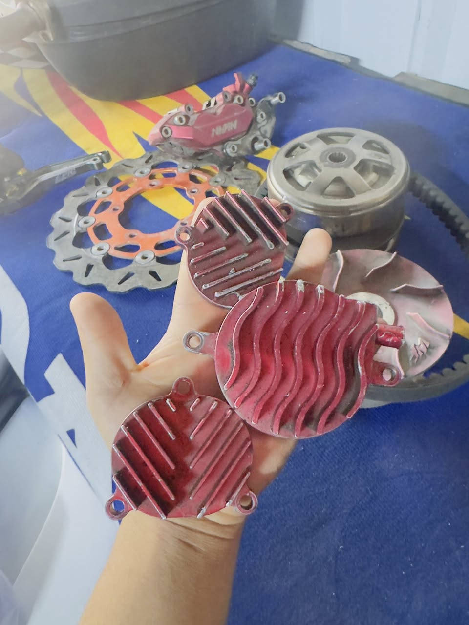 السلام عليكم شباب عدي غراض اصليات شرط متل رمبه كرزي كلمن وسعره وعدي غراض عدله ويل كب نجمه شخط ما مشخوط هوه وتايراته وصالنصه قطعتين مكفوله من الحيم واقيه كاربون بيها براغي رياضيه مال عدله ***********
