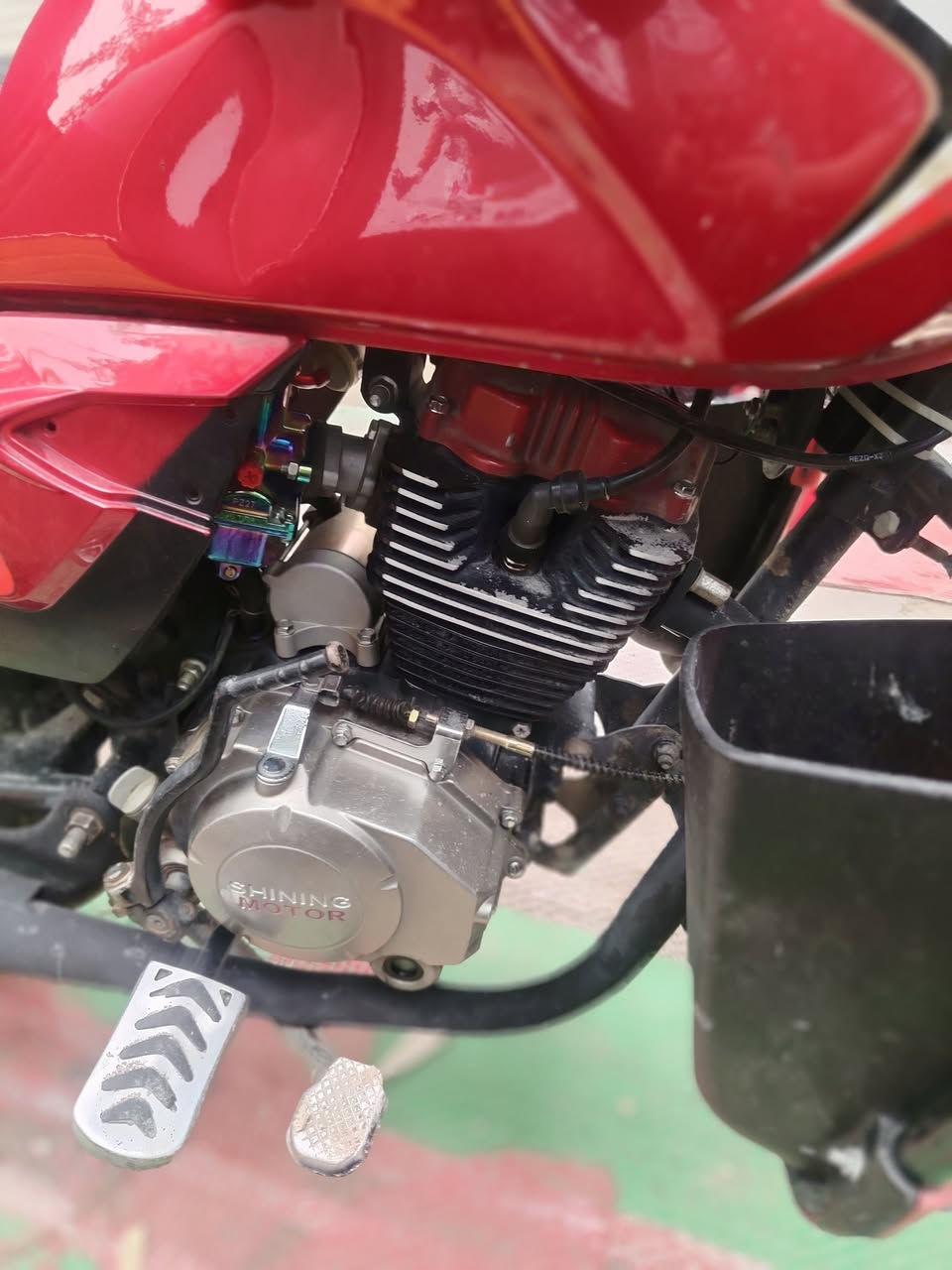 سلام عليكم دراجه شاينك موديل 23 شهر السادس دراجه مكفوله مكينته بغرغي ممفتوح بيه دراجه خير من الله وسعر خاص *********** مرقمه سنويه بسمي تحويل ثاني مراوس بوكسر عادي
