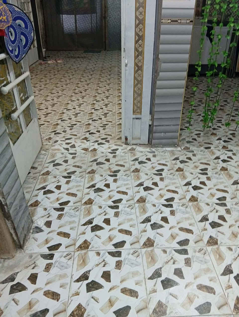 بيت للبيع مع 4 محلات على الشارع العام حي الزهراء على شارع الشريفات المساحه 25 السعر 55 مراجعة الرقم ***********
