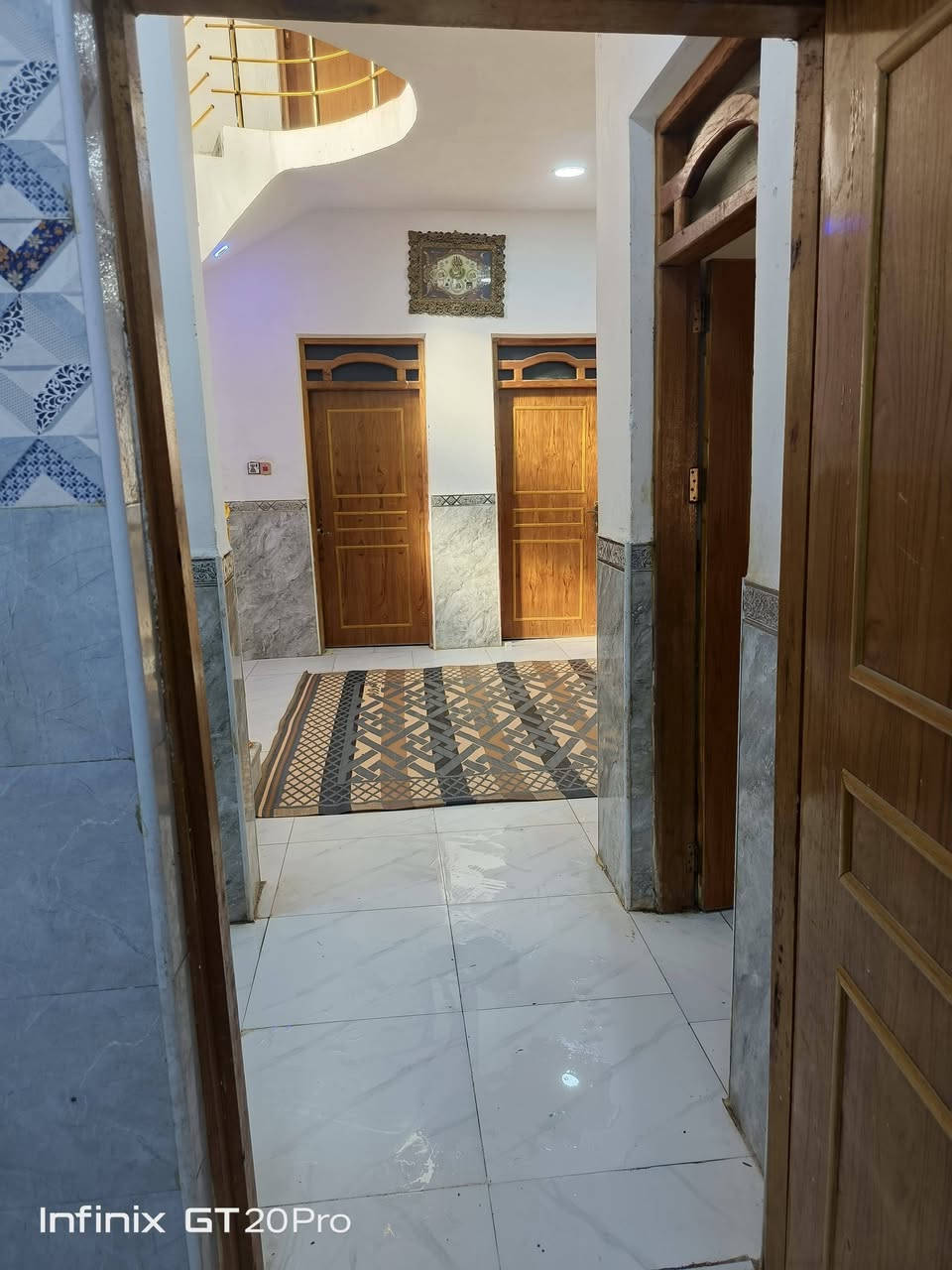 السلام عليكم 
الدار البيع 
طابو صرف مساحه ((180)) 
حي شهداء شارع إسالة ماي 
البيت داخل فرع 
 *طابق ونص*
مجموع الغرف (٤) 
(كونكرت صب) 
١- استقبال _ مساحة ٤×٨ 
٢- صالة _ مساحة ٧×٨
٣- حمام داخلي 
٤- منور 
٥- غرف عدد(٢) مساحة٤×٥
٦- كراج 
٧- صحيات خارجية 
--------------
 *الطابق الثاني* 
١- صالة (نص الصالة عگاده) 
٢- غرف عدد (٢) مساحة ٤×٥ عگادة
مشتغليهم قبل سنة 
--------------
المساحة( ١٨٠ )
استفسار اتصل بل أرقام تأليه
((***********)) ((***********)) اخوكم أبو عراق
