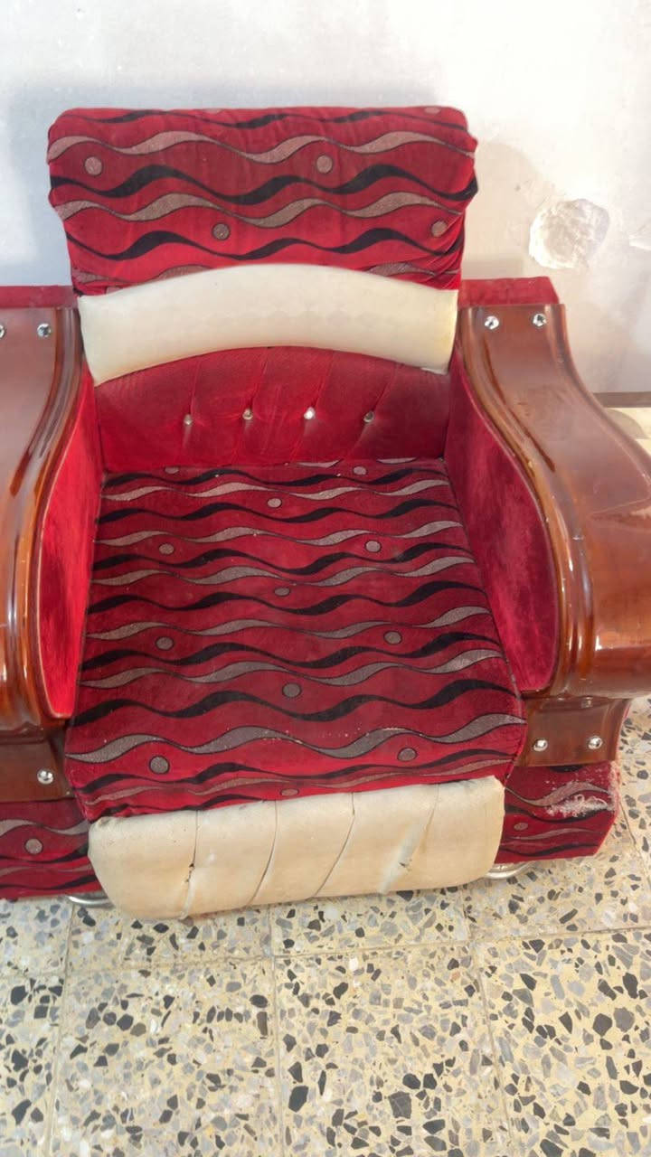 للبيع تخم 
2 مقاعد كببرة 
2 صغيرات 
1 وسط 
مابي اضرار فقط حرق بسيط موجود بالصورة
سعره 100


**إذا كنت صاحب هذا الإعلان وتريد حذفه لأي سبب، رجاءا أرسل رسالة إلى الدعم الفني**