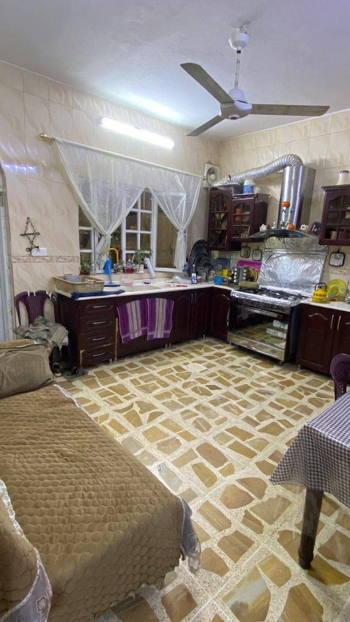 دار للبيع 300متر ركن بي وصل بلديه مقابل بانزيخانه بعويزه خلف المنيوم الجزيره شارع صبه يبعد عن الشارع العام 30متر طابق واحد غرفتين نوم واستقبال وهول واسع ومطبخ واسع  من ضمنهم الكاونترات وبيتونا اضافه للخدمات مع حديقه و2كراج واجهه حلان بيت نظيف ومرتب تفاصيل اكثر عالخاص السعر 125وبي مجال***********  وتحياتي لكم
