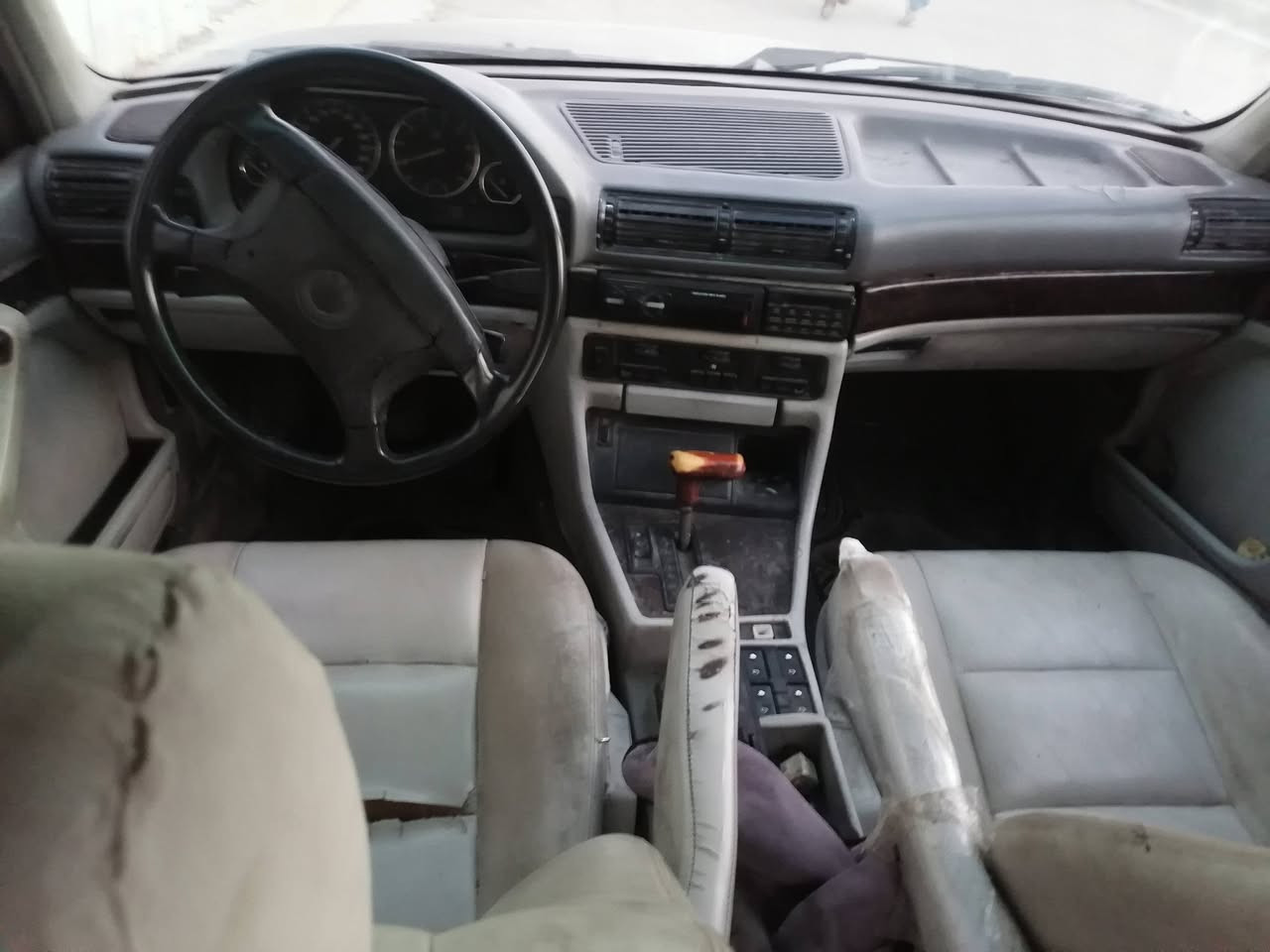 السلام عليكم 735موديل 1991السيارة تخم تاير جديد صدر امامي خلفي جديدالمكينة بيهة نفخ الكير جديد السيارة يرادلهة صبغ تبريد السيارة شغال كامل السعر 25 الرقم ***********
