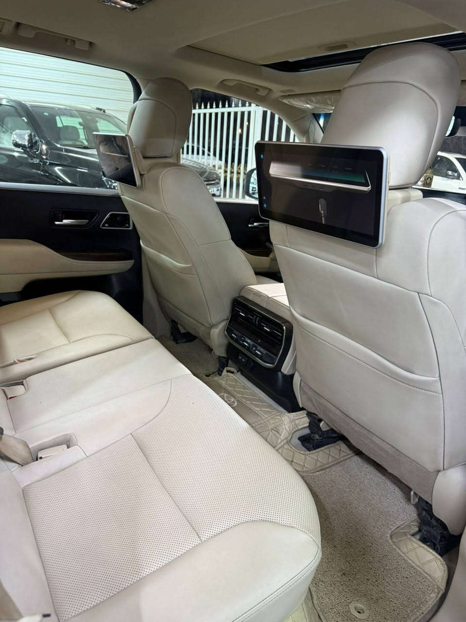 تويوتا •••• لاندكروز  (VX).   ✅✅
موديل•VX/ 2022   ✅ S ( ساز ) تنفس طبيعي

_فول مواصفات ••• 3 شاشات ((تطبيق))
_6 :: سلندر  محرك  عادى 
_جديدة جدا بحالة الوكالة  🔴  دعامى لدعامى ب شرط 📦
ماشى(  ٤٨  )الف كيلو

_جنطة كهرباء 
_تبريد كشنات
_كراسي كهرباء 
_جلد بيجي 
_سلايت
_3 شاشات بلاديه
_تشغيل  عن بعد 
_السياره فول 1/1
_مكبرات JBL
_شاشةكبير 
_كيچ ديجتال

سعر  $645.., ٦ شدات و٤٥ ورقه 

العنوان ::: بغداد الاعظميه ( شارع الضباط)

الاتصال على االرقم ***********  ☎️☎️
