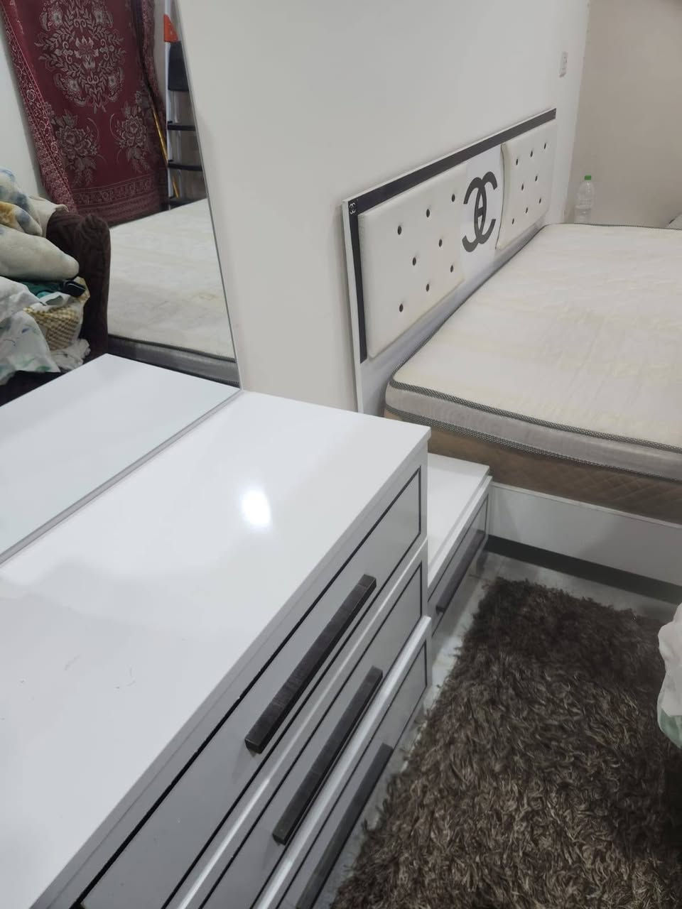 💢غرفة و دوشك 5 قطع كلش نضيفة  بة 700 بغداد حي الحسين ***********
