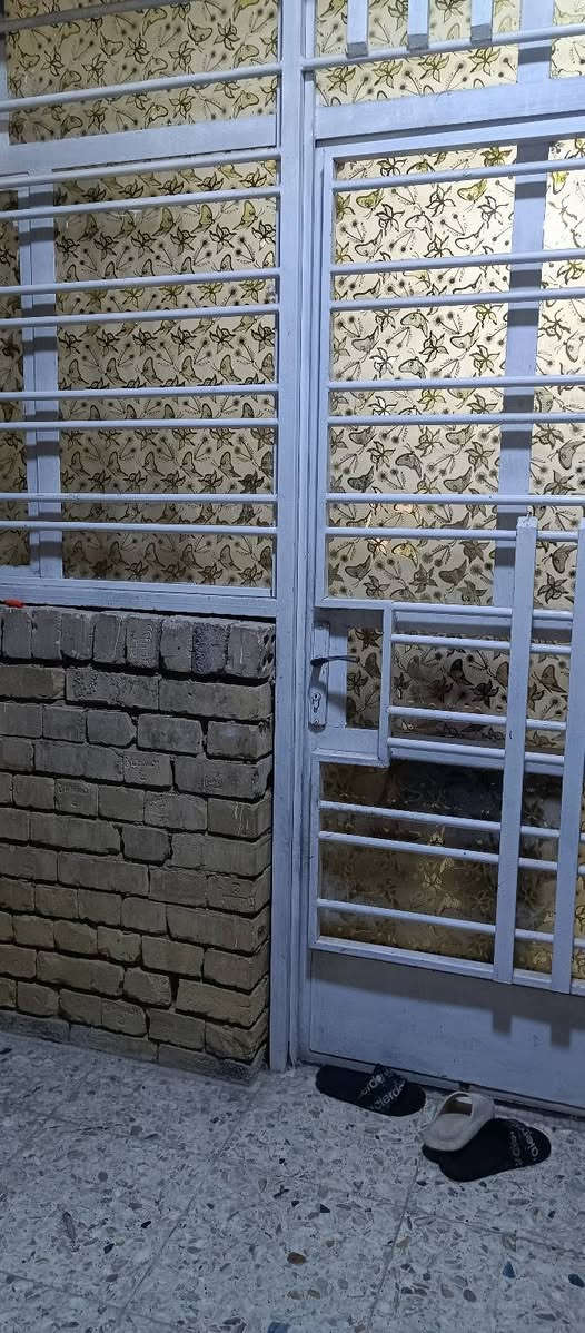 دار للبيع العبيدي الرئاسه شارع عشرين شارع الساده ثالث فرع زراعي سند خمسه وعشرين خدمات كامله تبليط مجاري ماء تبليط رصيف مقرنص المساحه 100متر الوجهه سته ونص الطول 16 للاستفسار الاتصال على الرقم أو راسلني وتساب ***********
