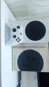 Series  s بحالة ممتازة  السعر / 350 وبي مجال.   معروض للبيع جهازXbox S...