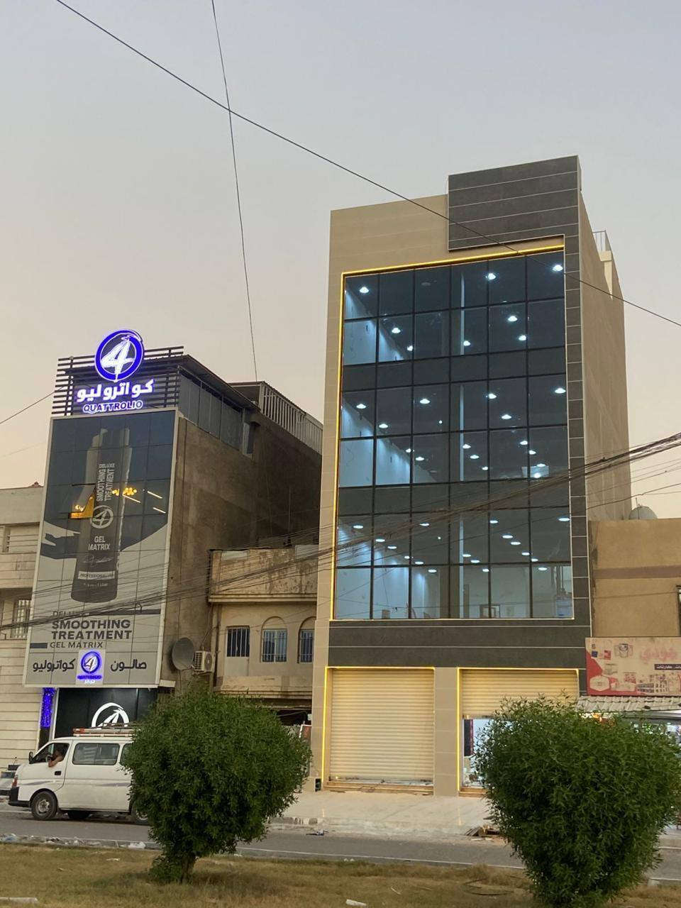 السلام عليكم
اللايجار 
 البنايه اربع طوابق قاعات مفتوحه والطابق الخامس غرفه كبيره وخدمات وكل طابق بيه منضومه حريق وخدمات
مع مصعد شارع فلسطين شارع الحج والعمره بداية الشارع وقرب مجسر بيروت موقع مميز 
مساحه البنايه 130 متر واجهه 8 ونص ونزال 15 وربع
ايجار البنايه كامل8ملائين شهريا ومقدما مال سنه
اللاستفسار اومراسلة الصفحة 
***********
