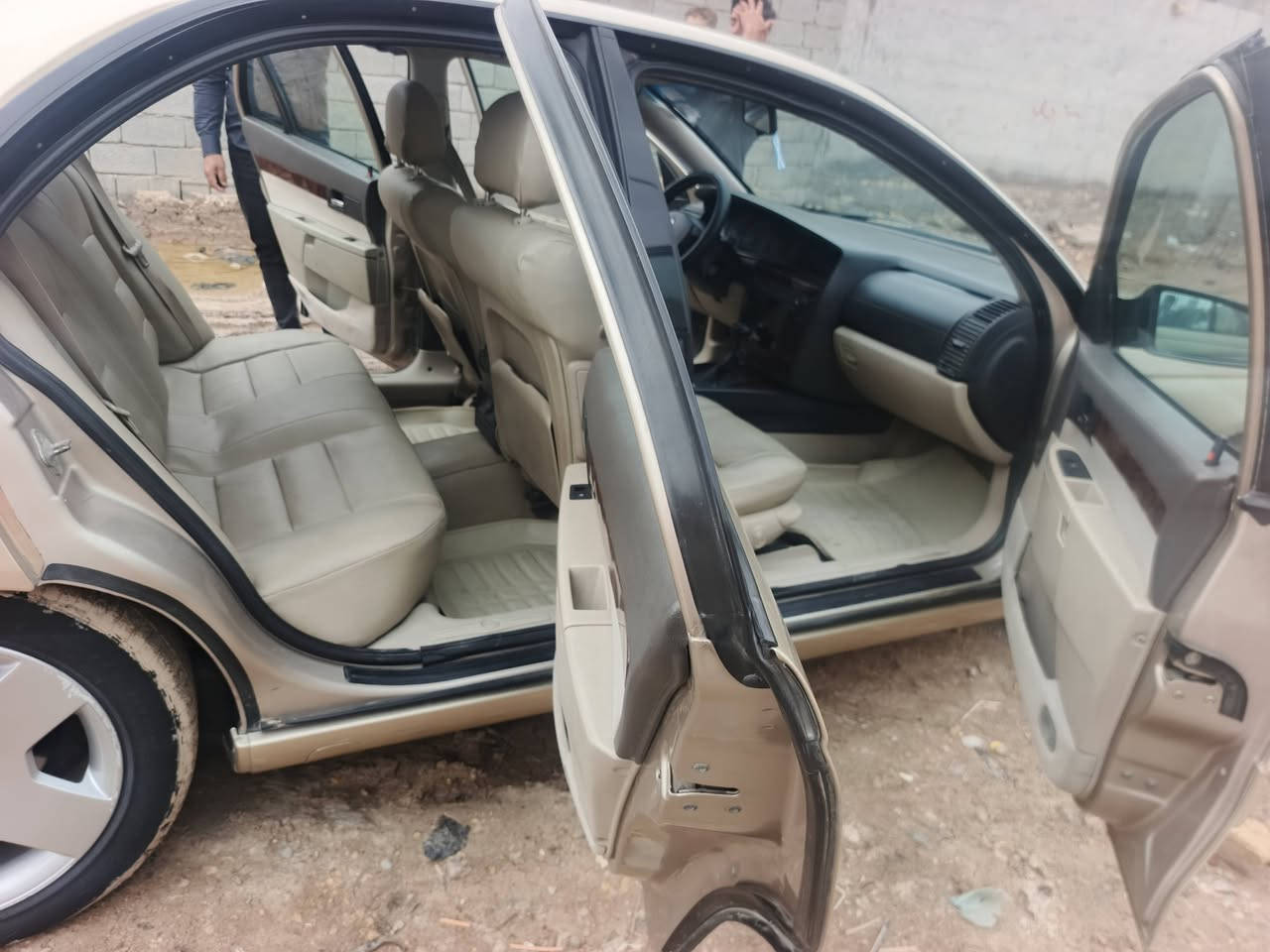 اوبل اوميكا بدون ضربه 2002
سته سلندر بلادي السياره فول للاخير تراي مال زيرو برده
كهرباء كشنات جلد داخل بيجي بلاد جلد تدفئة
شاشه ابل كار بلي تخم تاير جديد ويل بلادي
لون ذهبي وصبغ جماليه سيارة بلاديه وحلوه
سعر 55 وبيه مجال او مراوس حسب القناعة 
عنوان واسط قضاء الحي 
رقم ***********  غير متواجد على الفيس
