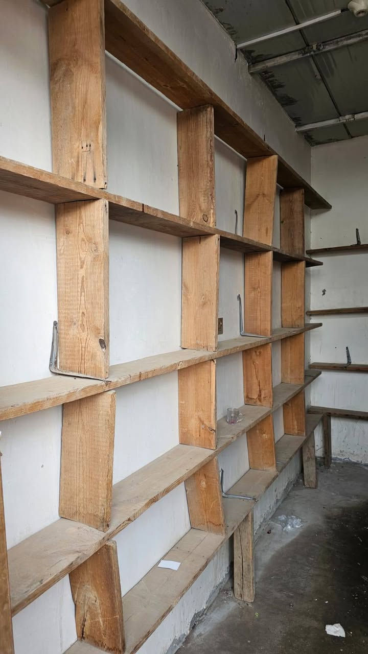 السلام عليكم رفوف عدد 2 للبيع شرط الشغل ورفوف خشب سعر خاص او اتصل ***********
