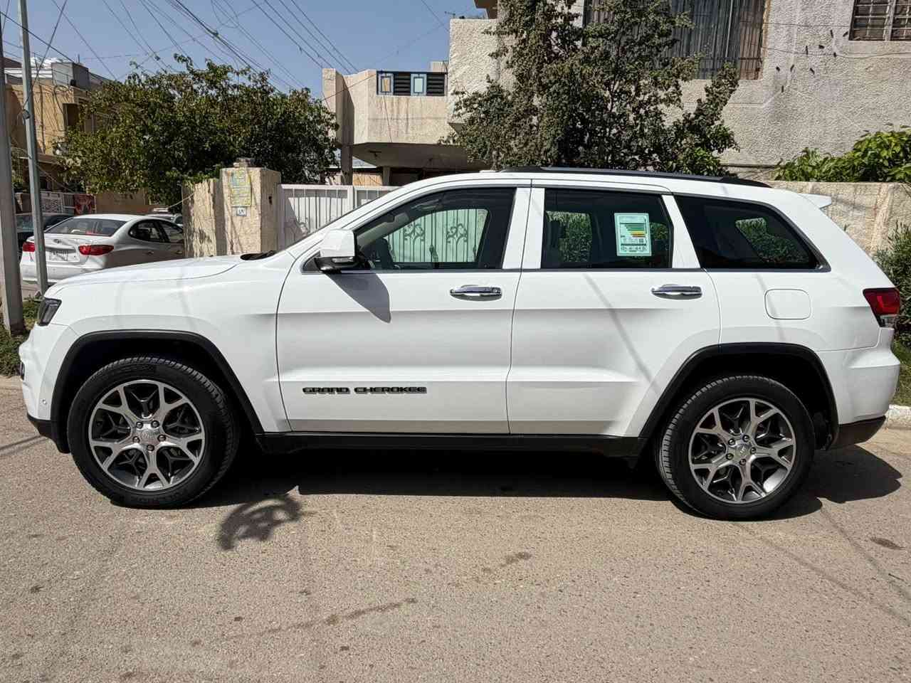 اللهم صل على محمد وال محمد
بيع فقط ونقدا 
للبيع جيب لمتد بلاس وكاله هارلم خليجي ع ايدي من شركه ماخذها زيرو بوقتها 2020 وضليت محافظ عليها عندي وعلى ايد وحده 
ماشيه 30 الف حقيقي ع ايدي  سنويه جديده رقم دولي جديد بسمي شخصيا اربيل  
مواصفات ٣ شاشات كراسي كهرباء كامرا خلفيه حساسات اماميه وخلفيه رادارات جانبيه شاشه وسطيه كبيره لد امامي بنراما تبريد بيانو مري شفط اشاير بالمري داخل صاج وبعد بيهه هواي مواصفات معروفه مواصفاتهه محرك حجم ٣٦٠٠ سياره ع وضع شركه 
جديده جدا كفاله عامه من ضربه وصبغ وتبديل وبارد سياره وضع الشركه 
ونضيفه جدا احلى من صور سبير منازل كتلوكات الشركه بيهه سماعات الخلفيه ممفتوحات هنه والارضيات للاستفسار 
***********
مكاني بغداد 
الشراي يتصل ويدلل
