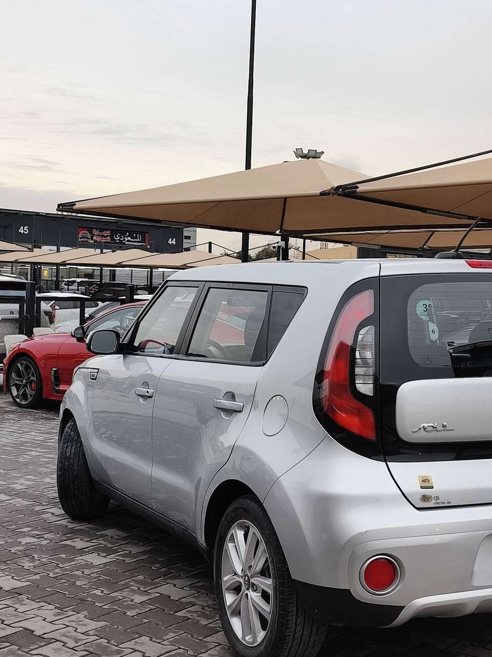 السلام عليكم كيا سول 2017 أمريكي حادثها جاملغ وباب أمامي جهة سايق وهنا مطخوخه ومصبوغ بيها باب خلفي وجاملغ يعني بيها صفحة سونار مرفق بل منشور سيارة شاشة كامرة انضمة قيادة تبريد شاشة ويل كب كروس مثبت سرعة فول تحكمات ستيرن داخل مخمل سيارة مكينة 2000 بلادي مامفتوح برغي بيها ماشية 83 ألف ميل سيارة حلوة وجاهزة مابيها نقص حدادية تخبل رقمها بابل الجديد تحويل ثاني يوم ب 117 وبيها مجال للطيبين مكاني كربلاء ***********
