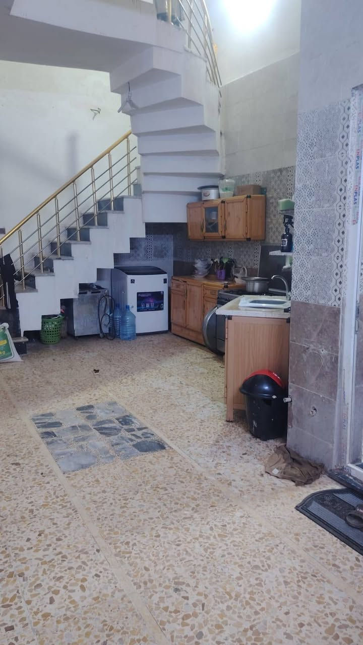 السلام عليكم إني مكلف بل نشر
مشتمل طابقين المساحه ١٠٠ متر 
في قضاء أبو غريب منطقة (الحصوه بالنصر والسلام) 
قريبه على السوق والمدارس
البيت مأجر بمبلغ (٢٥٠ ألف) 
يحتوي البيت على غرف نوم العدد ٣ واستقبال ومطبخ وصاله فوك وجوه(***********)
