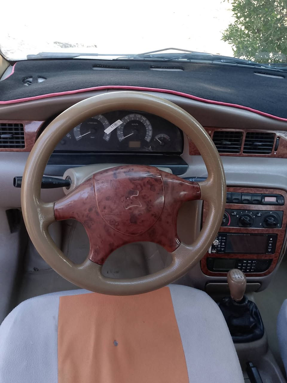 سلام عليكم 
سمند 2013 رقم بغداد سنويه ما صاقطه مصفره هيه وغرامات بيه بنيد مبدل وطخه وره خفيفه كلش دوسه علا وضع الشركه ما معمرات سياره خير من الله ربع ما ذب عليه   مكينه وكير كفاله سياره ناعمه وخير من الله تدفه وتبريد كهربايات علا وضع الشركه مكانه واسط سعره 39بيه مجال قليل ***********
