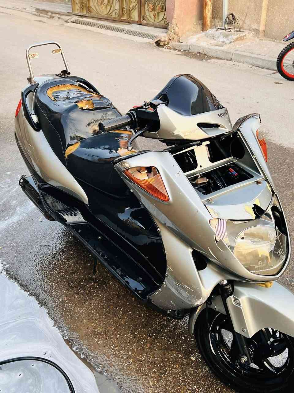 السلام عليكم فورسايت للبيع طافية زوج تايرات جدد باكستاني بيها عطل بسيط ابيع كون حديد مكاني بغداد الامين الثانية السعر 400 الف ***********
