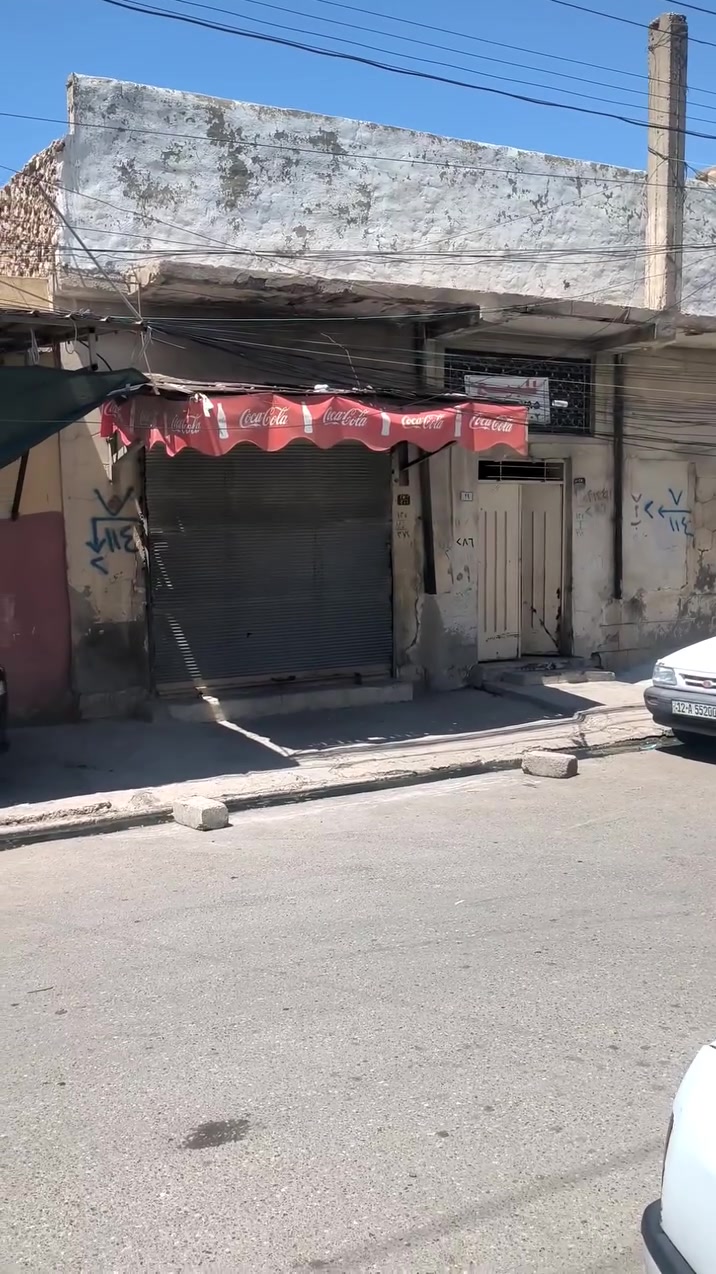 بيت للبيع في سوق النبي في فرع الكهرباء
مساحة البيت 200 متر
البيت ب اسم واحد 
واجهة البيت 10 والعمق 20 
سعر المتر مليونين وبي مجال 
المنطقه تجاريه اي استفار اتصل علئ هاذا الرقم ***********
