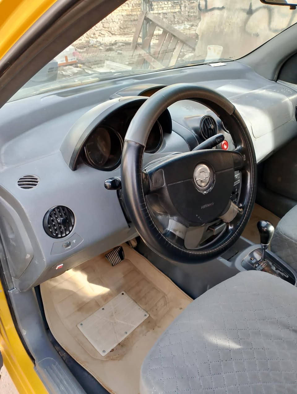 السلام عليكم ورحمة الله وبركاته
شوفرليت افيو 2004   
امريكي السياره خصوصي اصفر بلادي من الشركه 

گير محرك مكفولات 
تخم تاير جديد 
باتري جديد 
حداديه جديده 

نقصه تبريد فقط غاز 

مكان السياره بابل حله 

تحويل ثاني يوم ممطلوبه لا غرامات ولا شي بأسمي 

السعر 36 وبيه مجال ،

***********
